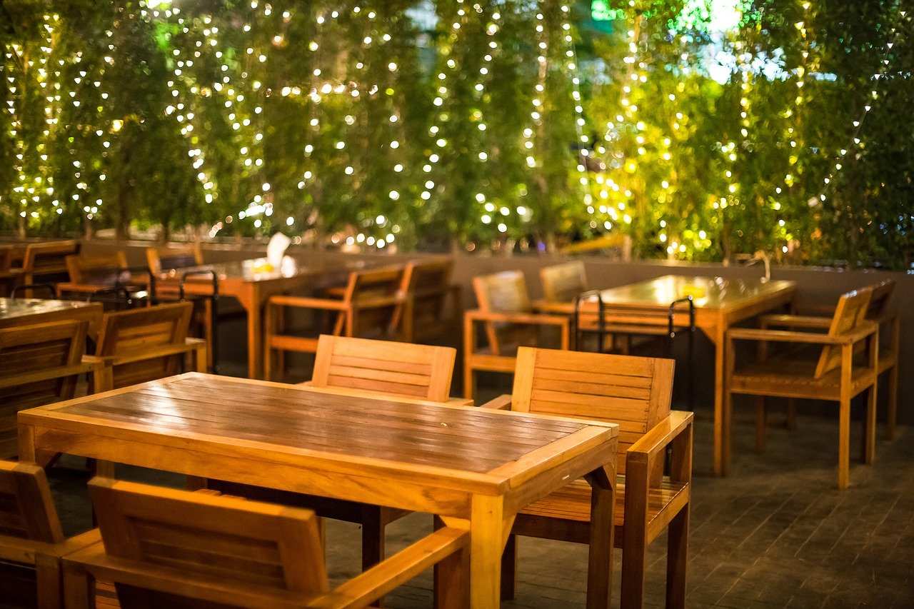 Restaurants with deals outside seating